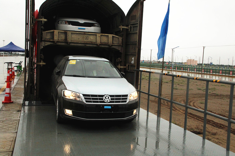 安吉合众汽车物流首批商品车入园“飞地经济”产业园区北站物流园