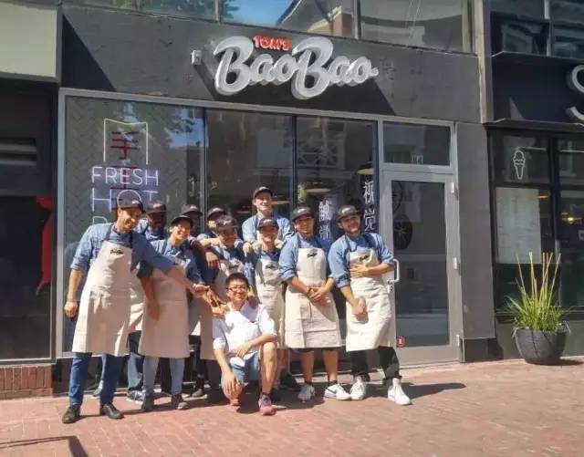 为了叫板美国汉堡，他把包子店开到哈佛大学，一年卖出3个亿