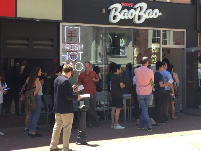 为了叫板美国汉堡，他把包子店开到哈佛大学，一年卖出3个亿