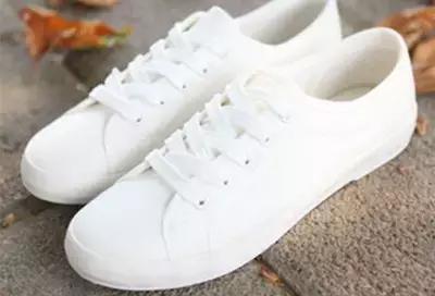 雨天白鞋变泥鞋，爱穿小白鞋，也要会洗哦。