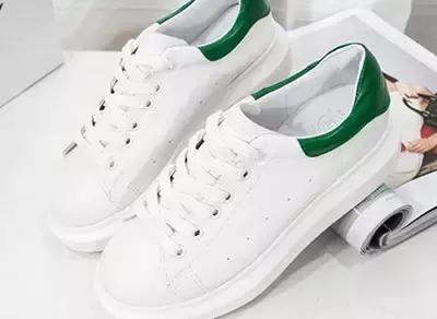 雨天白鞋变泥鞋，爱穿小白鞋，也要会洗哦。