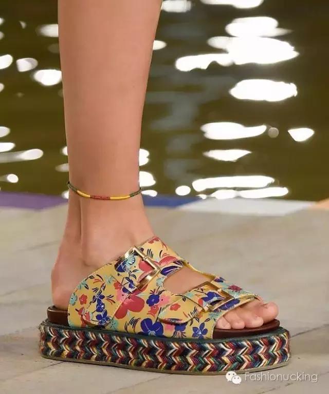 听说，脚踝链和鞋子更配哦