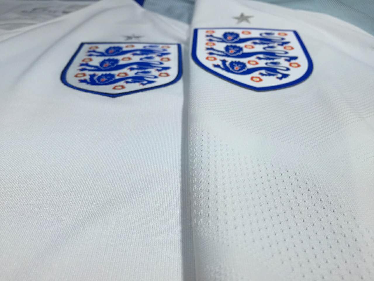球员版球衣的队徽都是胶印的吗,队徽材质