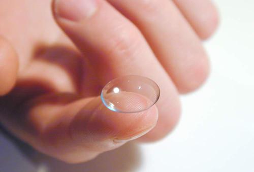 戴隐形眼镜总是干是怎么回事,戴隐形眼镜眼睛为什么老是眨