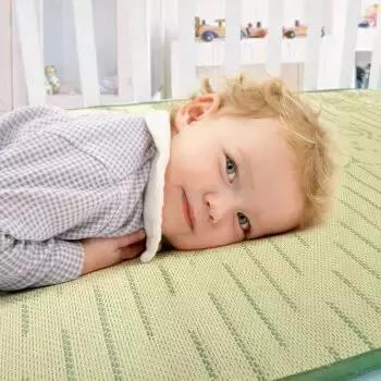 宝宝睡凉席的危害,小孩可以睡除螨虫凉席吗