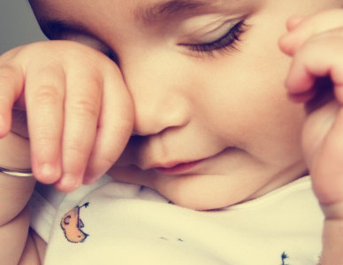 宝宝眼屎多是鼻泪管不通吗,宝宝眼屎多是肺热吗