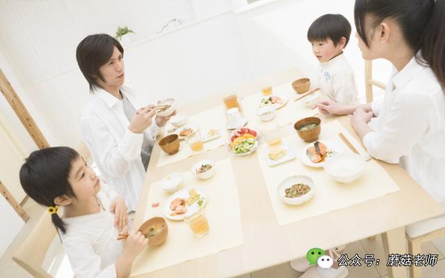 宝宝吃饭到处乱跑不积极如何收拾,孩子吃饭坐不住妙招