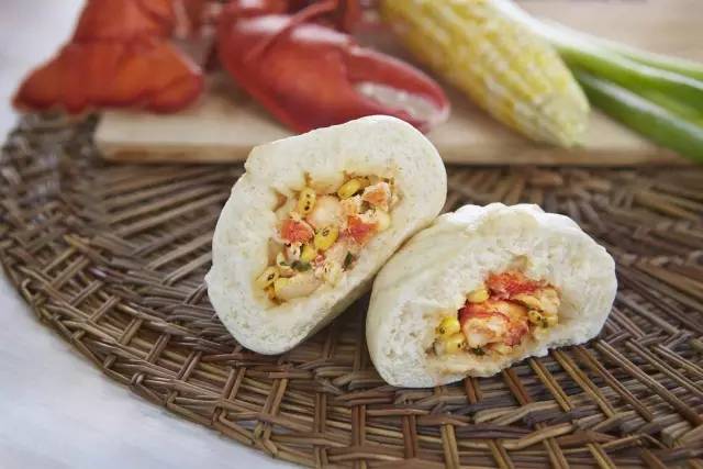 为了叫板美国汉堡，他把包子店开到哈佛大学，一年卖出3个亿