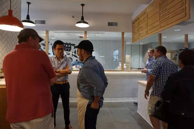 为了叫板美国汉堡，他把包子店开到哈佛大学，一年卖出3个亿