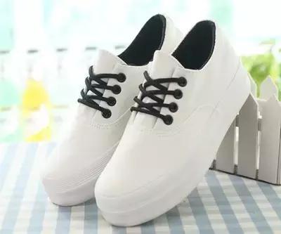 雨天白鞋变泥鞋，爱穿小白鞋，也要会洗哦。