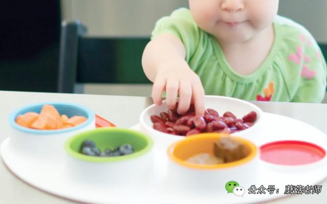 宝宝吃饭到处乱跑不积极如何收拾,孩子吃饭坐不住妙招