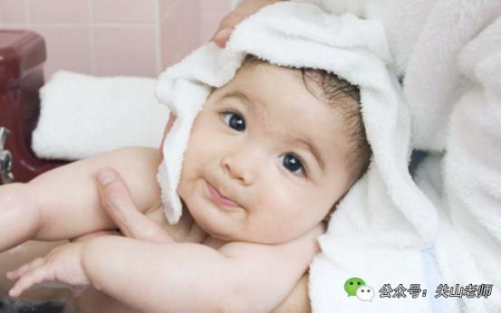 宝宝后脑勺爱出汗睡觉易醒,宝宝睡觉后脑勺出汗是缺钙吗