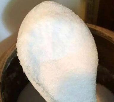 用盐水洗脸好还是用淘米水洗脸好,用盐水洗脸有什么作用