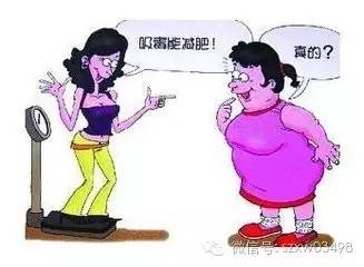 男子酒驾街头横冲直撞,男子酒驾撞车后又喝一瓶