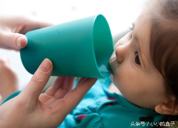 六个月宝宝左右手臂里面有硬块,宝宝手臂里有个硬块摸得到看不到