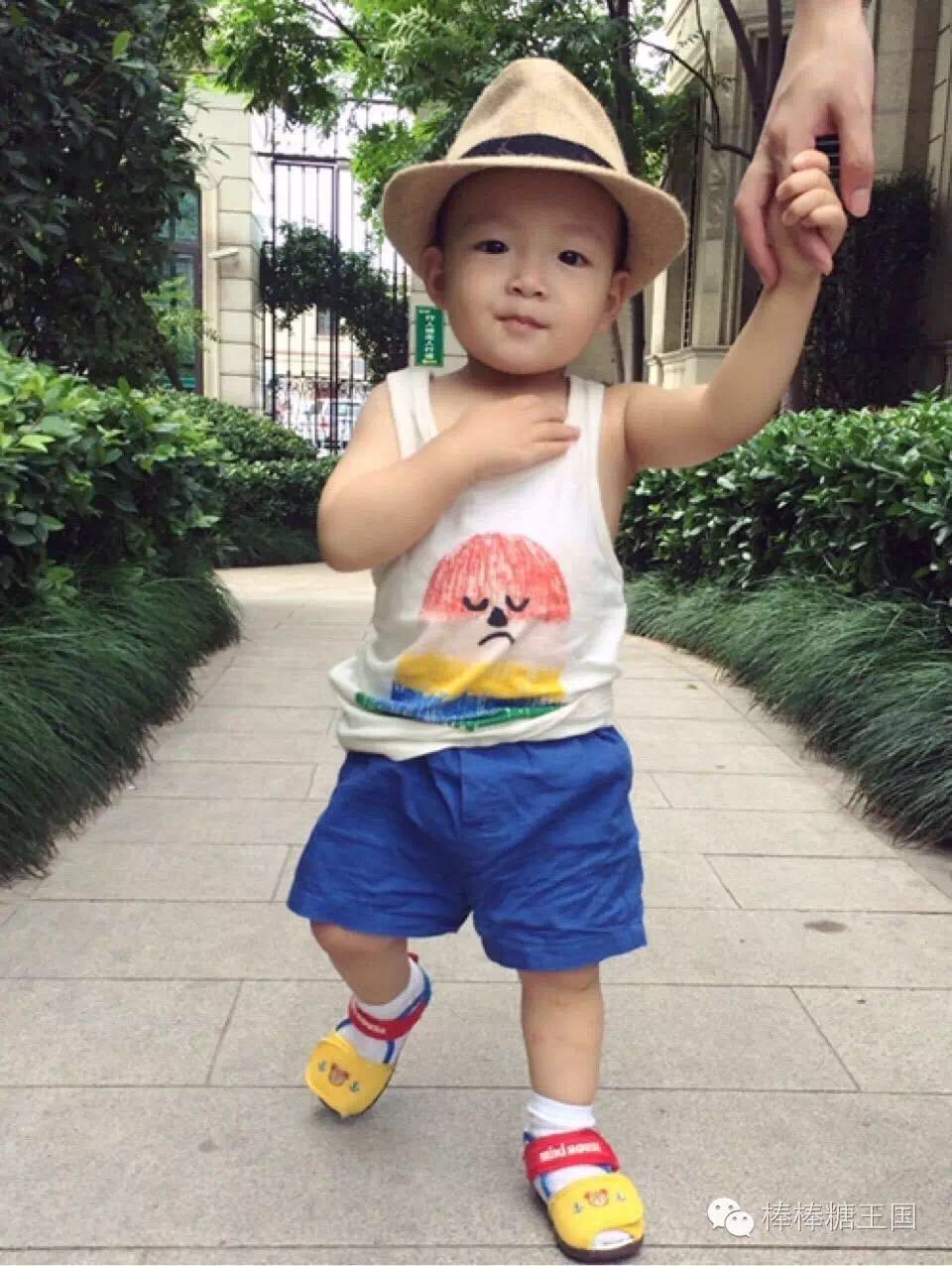 宝宝买鞋要选后跟硬的吗,宝宝买鞋是要买大点好还是刚好