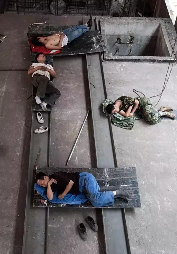 建筑工地工人午休视频,工地现场工人可以午休吗