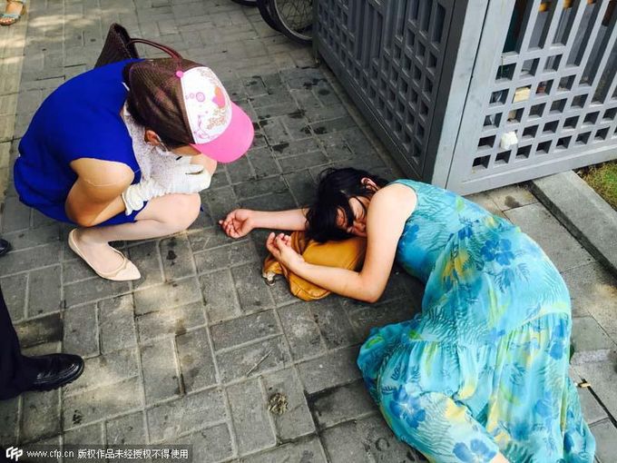 遇到有人中暑晕倒怎么办,当有人突然中暑晕倒