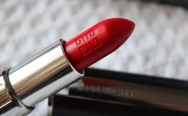 没有一支口红解决不了的问题,世上没有一件事是处理不了的