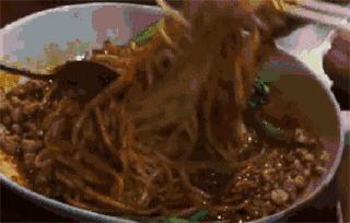 一个单身老男人喝酒,一个单身男人在家吃什么好