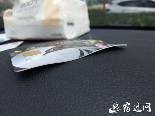 银行卡放车里晒弯了还有救吗,银行卡放车里太阳晒变形了怎么办