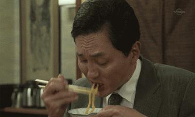 一个单身老男人喝酒,一个单身男人在家吃什么好