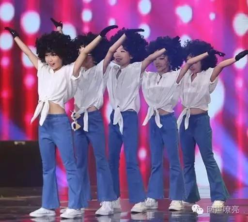 《天将雄狮》成龙的搭档小王子帅萌亮相！吕薇、赵忠祥节目现场吃西瓜