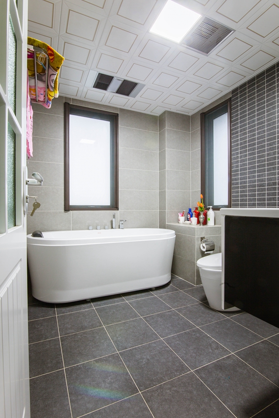 浴缸底下渗水怎么处理,浴缸底下漏水怎么补救