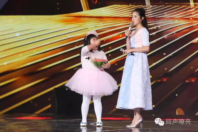 《天将雄狮》成龙的搭档小王子帅萌亮相！吕薇、赵忠祥节目现场吃西瓜