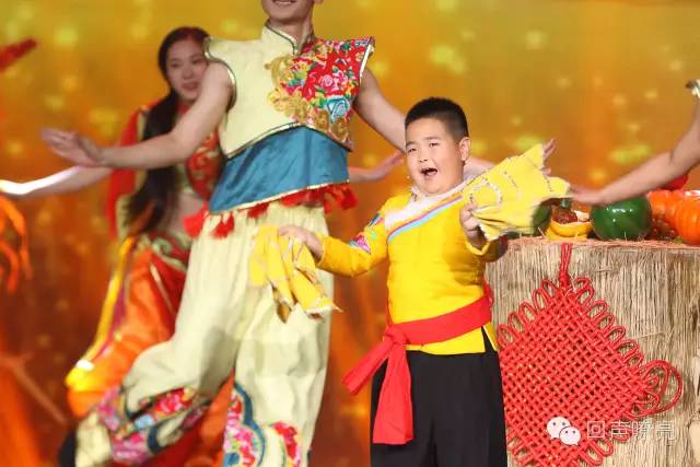 《天将雄狮》成龙的搭档小王子帅萌亮相！吕薇、赵忠祥节目现场吃西瓜