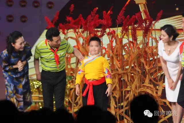 《天将雄狮》成龙的搭档小王子帅萌亮相！吕薇、赵忠祥节目现场吃西瓜