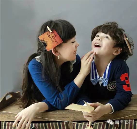 《天将雄狮》成龙的搭档小王子帅萌亮相！吕薇、赵忠祥节目现场吃西瓜