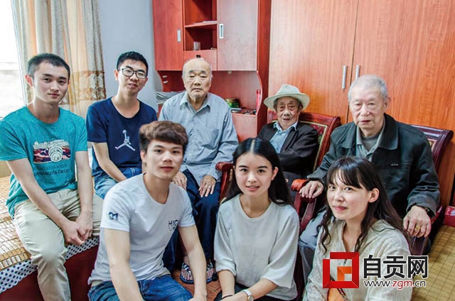 四川理工学院国旗护卫队,四川师范大学向中国军人致敬视频