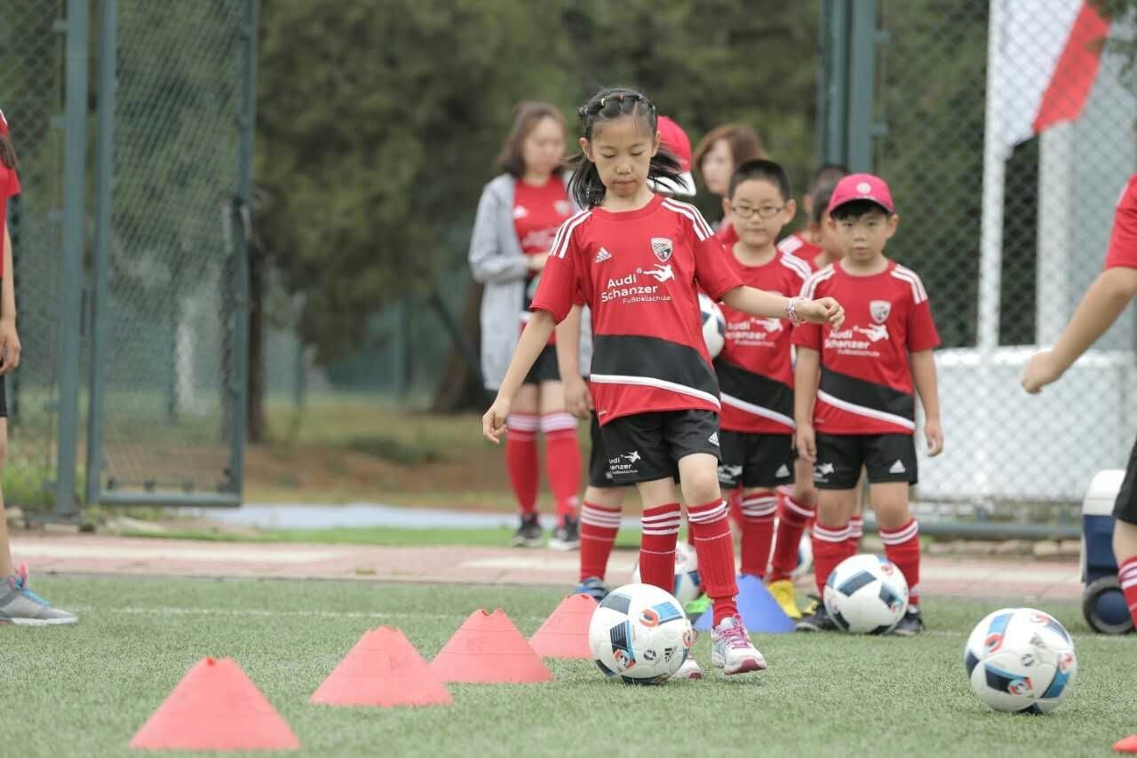 让足球更快乐,让足球陪伴一生