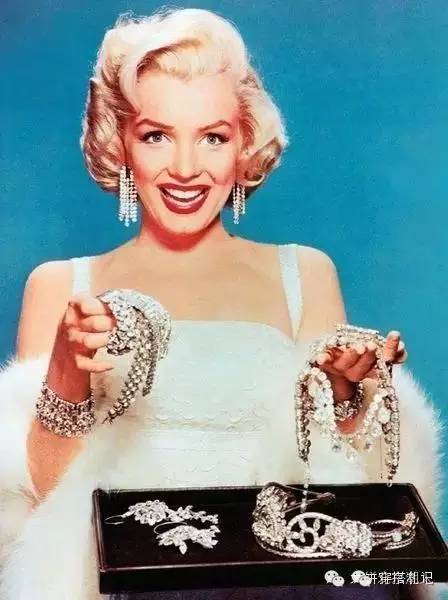 为什么每个女人都要有一串石榴石,为什么每个女人要有一件羊绒大衣