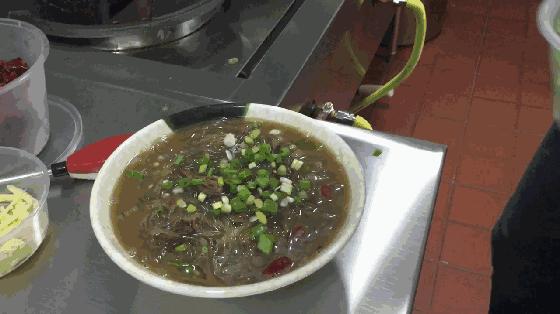 关关相亲对象主动请吃饭那段,关关去吃饭