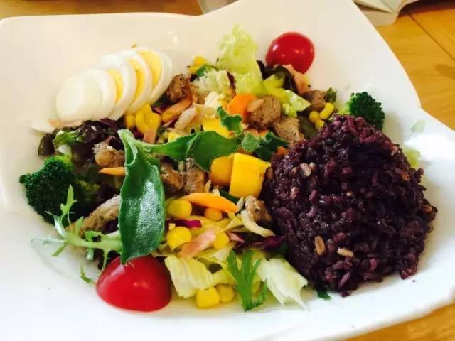 关关相亲对象主动请吃饭那段,关关去吃饭