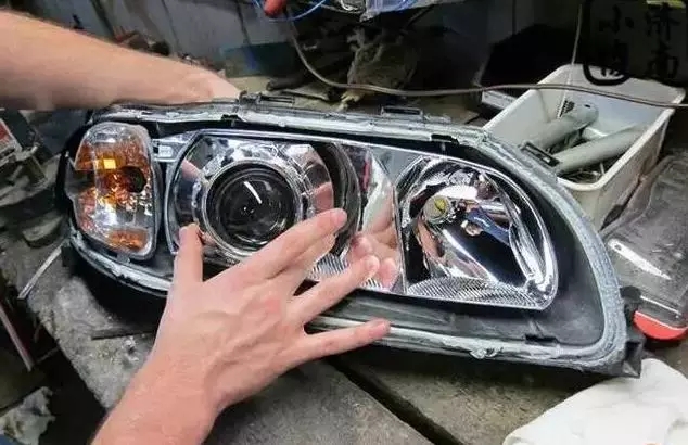 汽车大灯里为什么会进灰,汽车大灯里面有雾水是什么原因