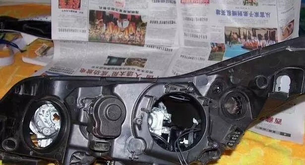 汽车大灯里为什么会进灰,汽车大灯里面有雾水是什么原因