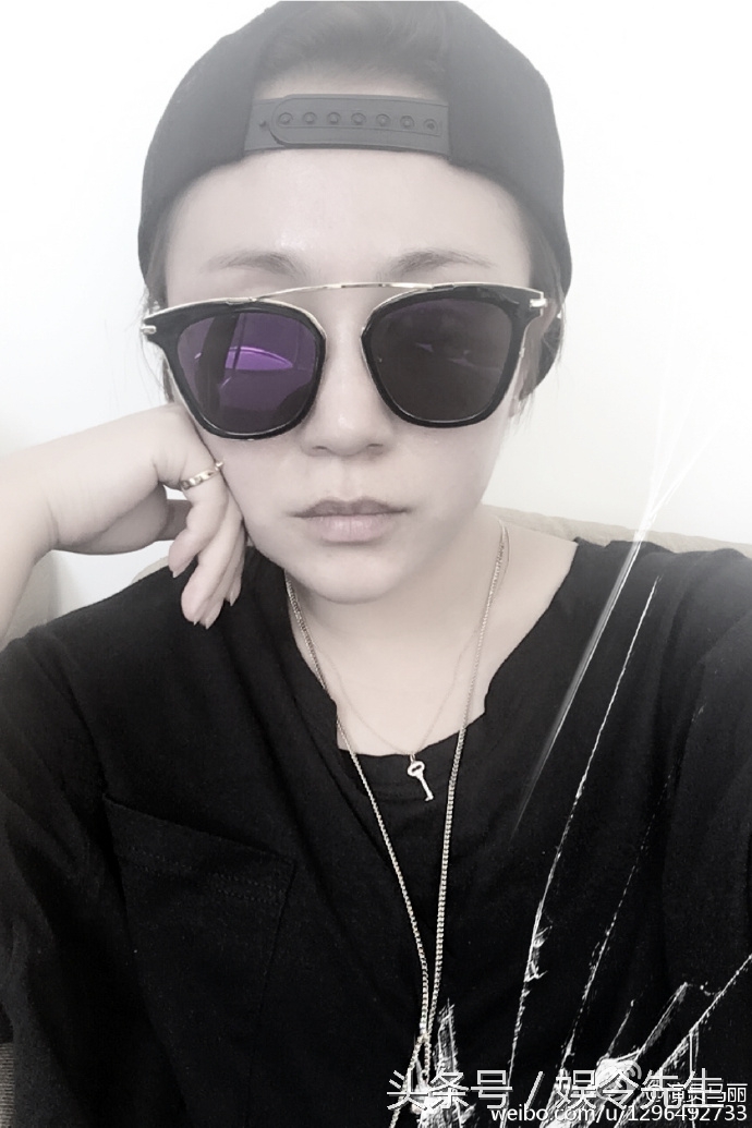 马丽微博晒自拍霸气侧漏手指却无意中透露了情感态势