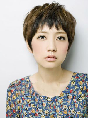 适合国字脸女人味发型,50-60岁国字脸女性适合中短的发型