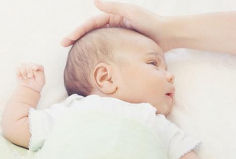 两个月的宝宝囟门碰了怎么办,两个月婴儿囟门撞红了怎么办