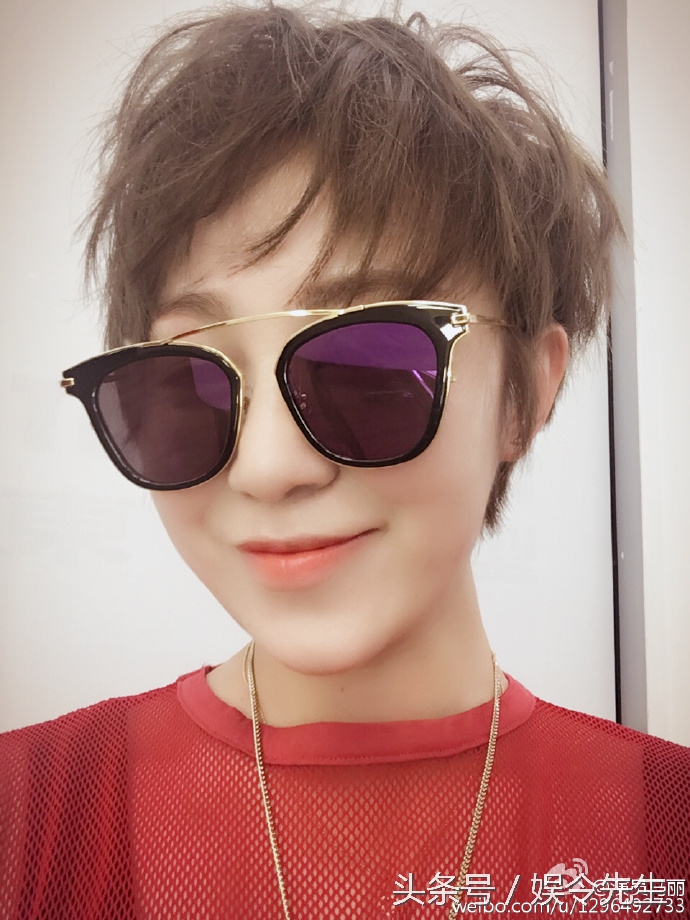 马丽微博晒自拍霸气侧漏手指却无意中透露了情感态势