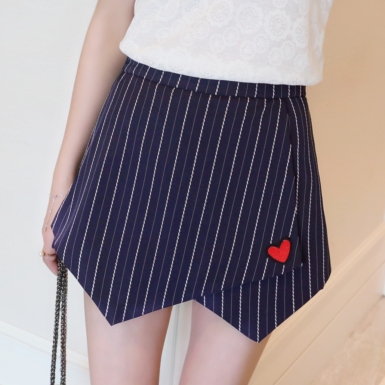 大腿根部内侧磨得红肿用什么药,大腿内侧走路磨得红肿叫什么