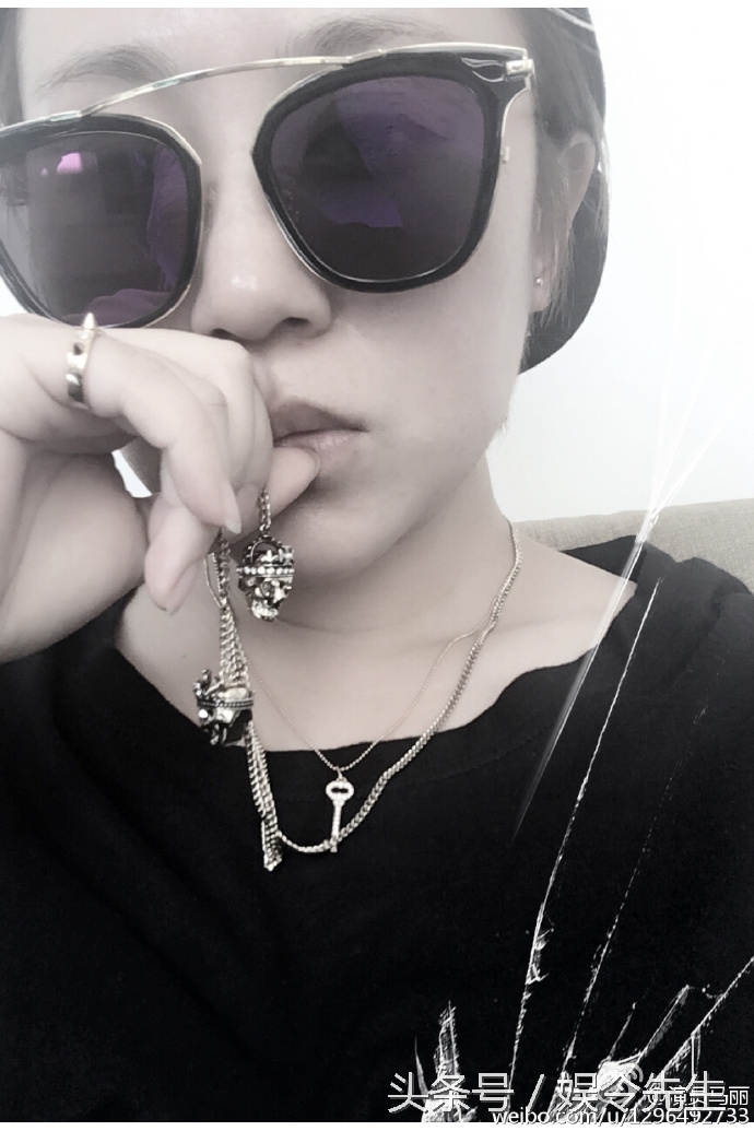 马丽微博晒自拍霸气侧漏手指却无意中透露了情感态势