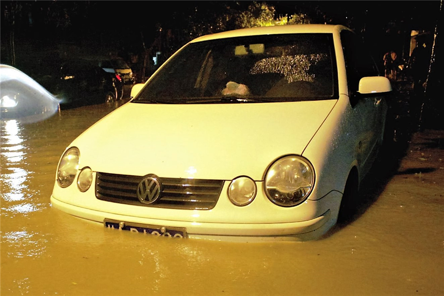台风怎么避免小车被吹翻,台风损坏你的车怎么办