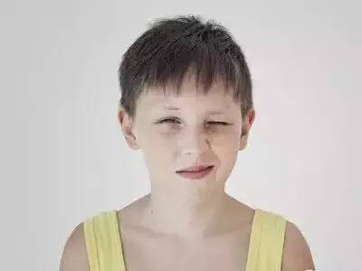 6岁娃游泳后眼睛发红怎么办,儿童游泳后眼睛充血是什么原因