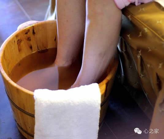 大风降温关注保暖,气温降落心脏难受怎么办