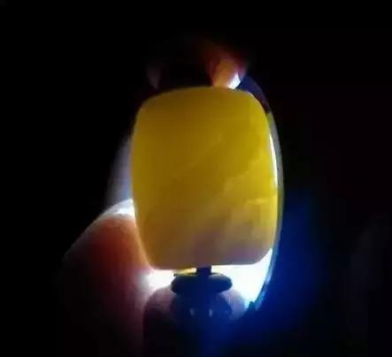 最简单直接的鉴别蜜蜡真假的方法,欧洲回流深红色老蜜蜡的鉴别方法