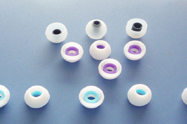 为什么耳机声音像蒙了一层布一样,耳机声音很炸很难受怎么调节